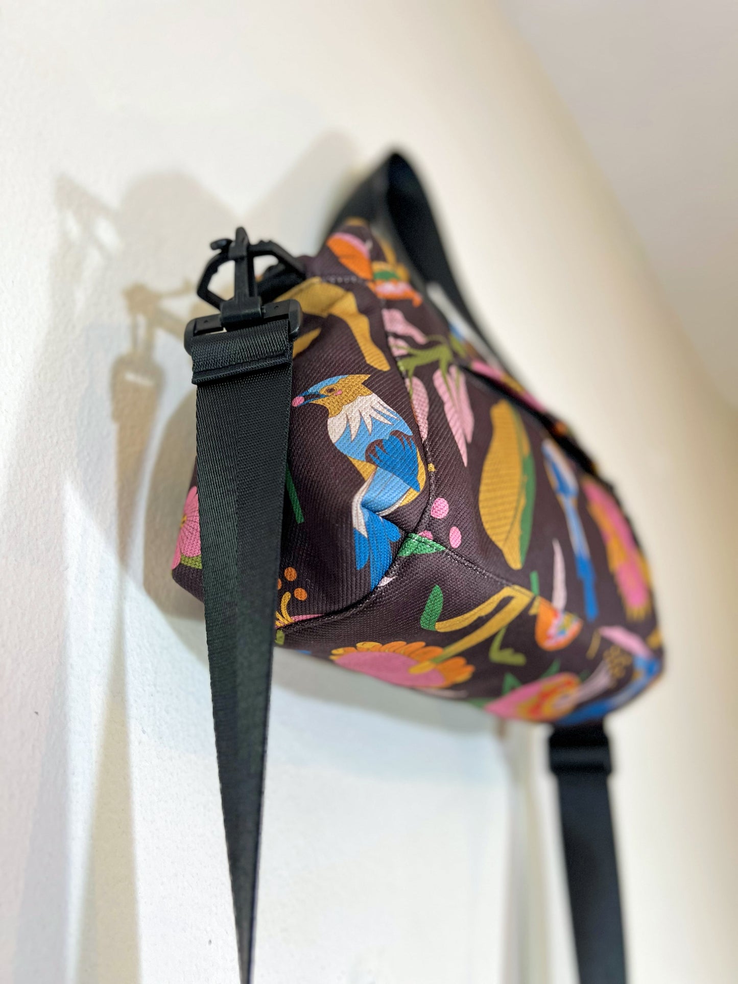 Bolso cruzado - Aves del Paraíso - Fondo café