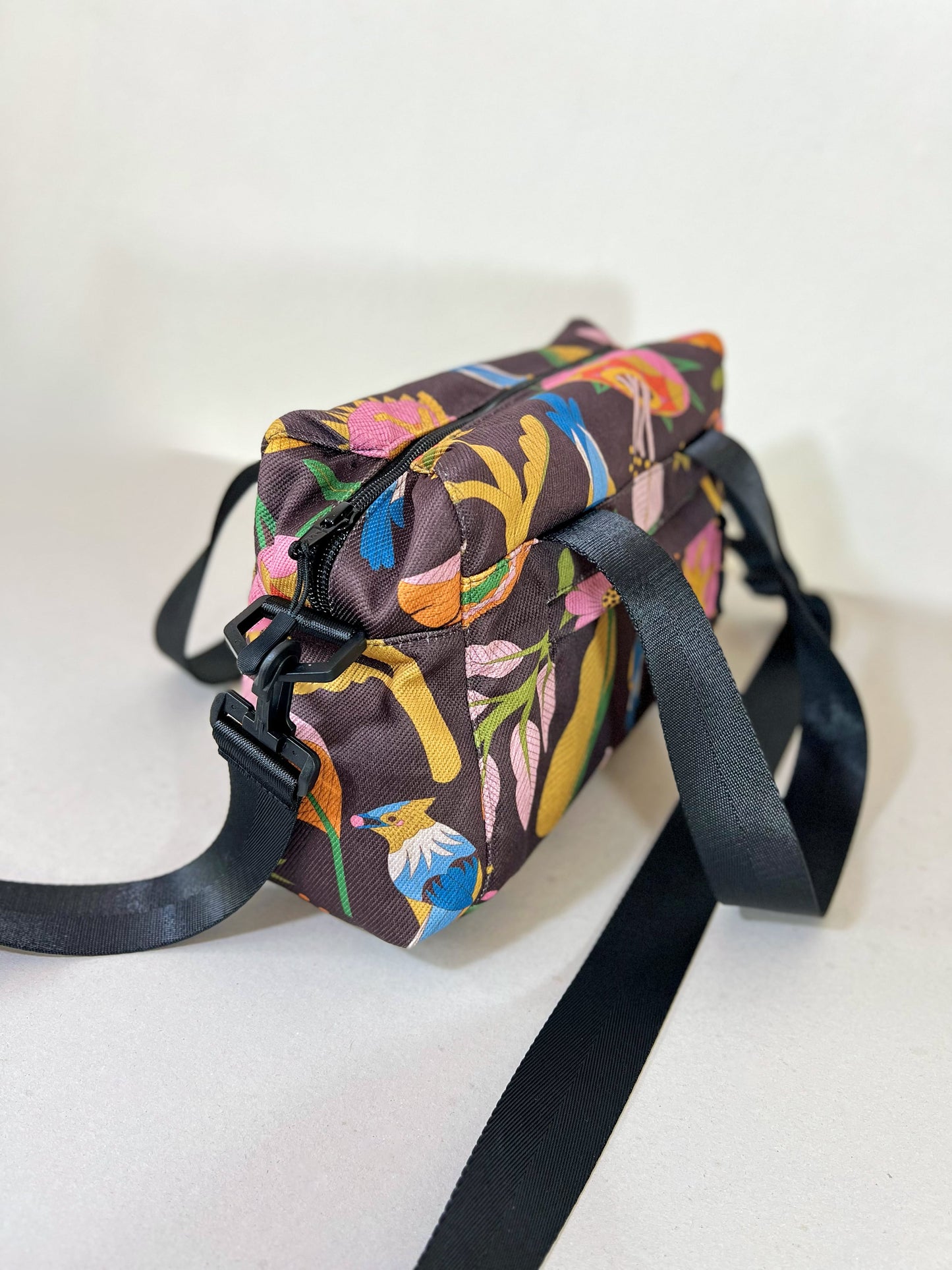 Bolso cruzado - Aves del Paraíso - Fondo café