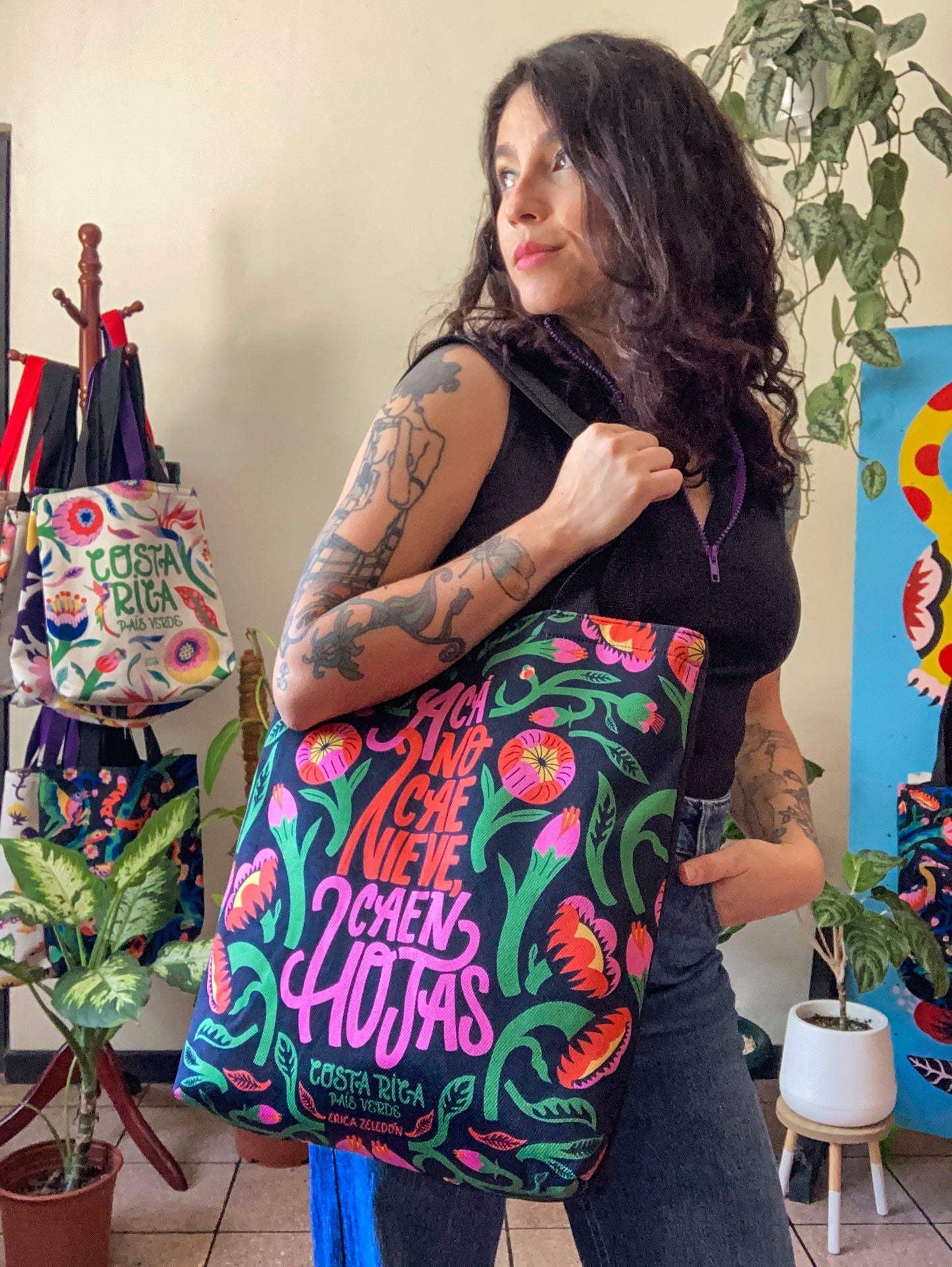 Bolso mediano - Caen hojas negro