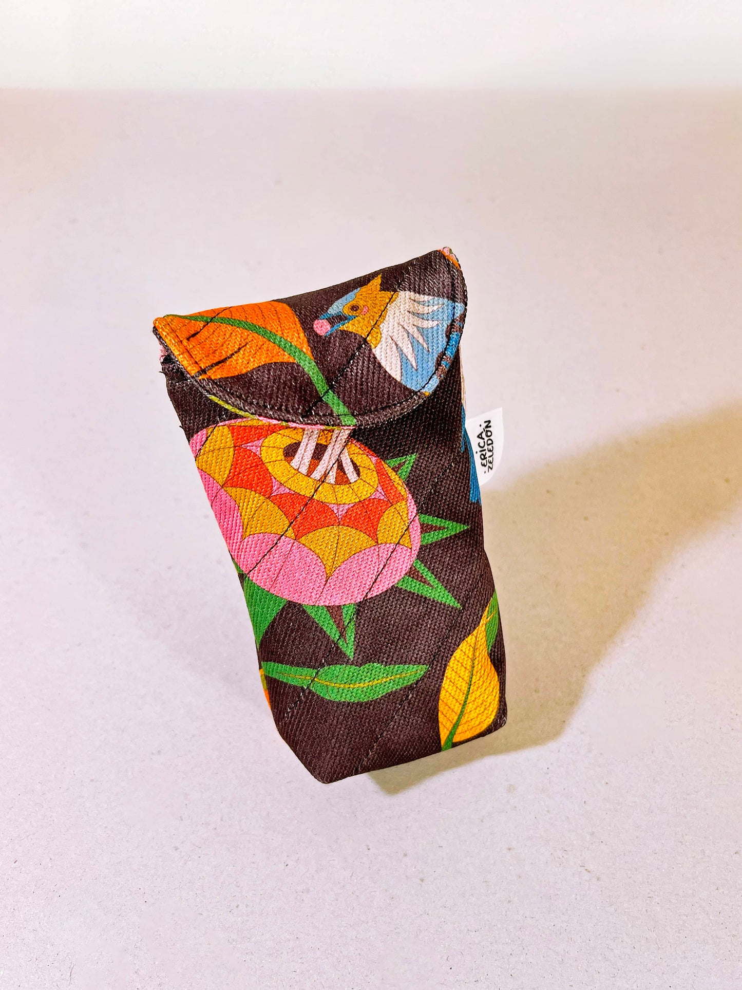 Estuche acolchado para lentes - Aves del Paraíso - Fondo café