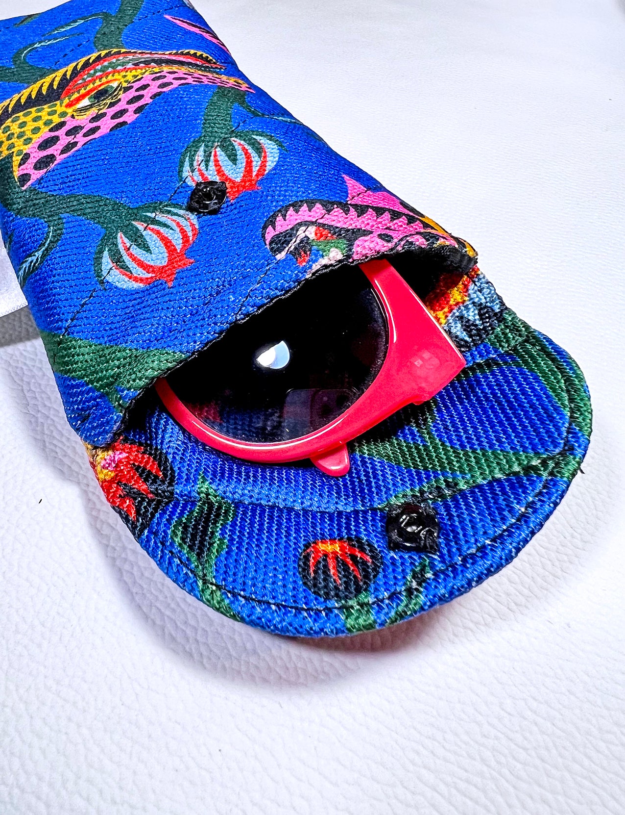Estuche acolchado para lentes, animales tropicales-color azul