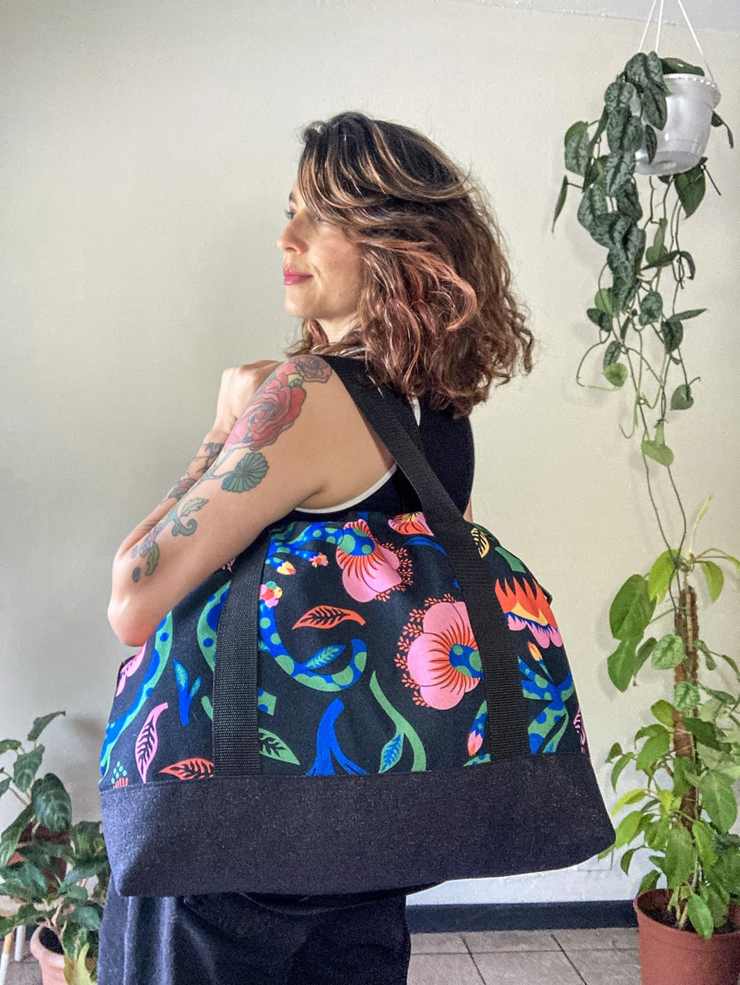 Mochila de viaje - Flores (fondo oscuro)