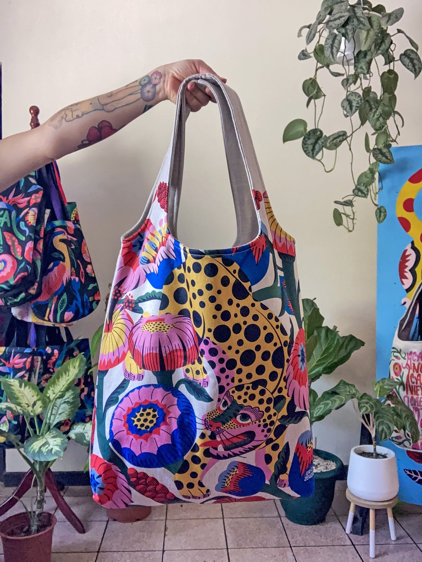 Bolso grande - Jaguar entre flores (fondo claro)