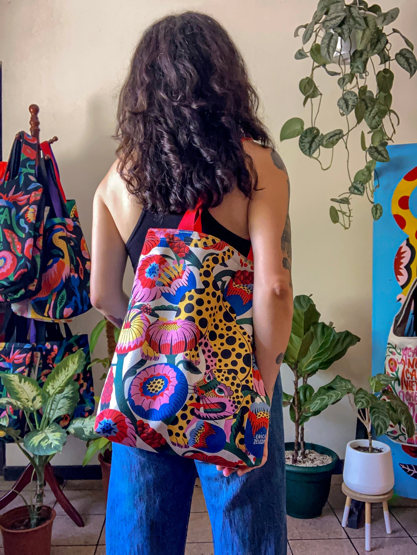 Bolso Mediano - Jaguar entre flores (fondo claro)