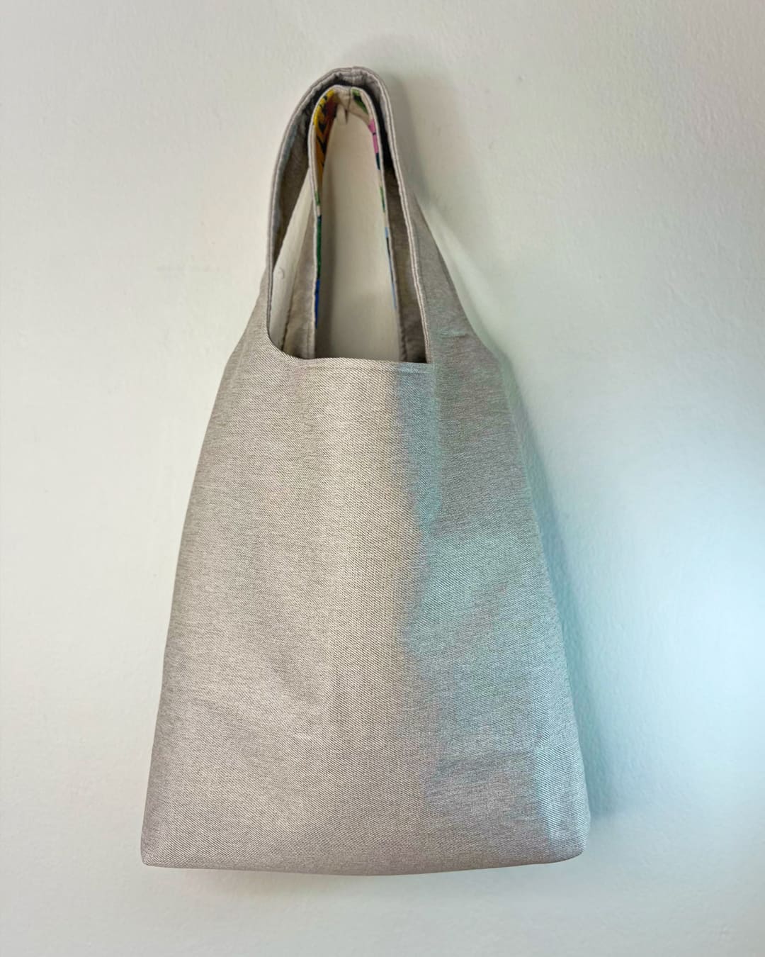 Bolso grande - Acá el color es identidad - Cocodrilo entre plantas