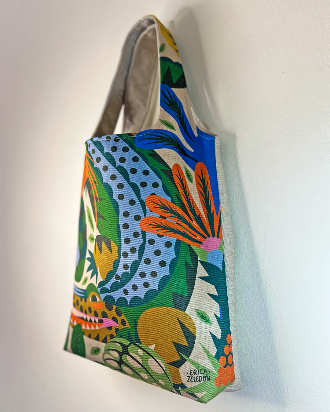 Bolso grande - Acá el color es identidad - Cocodrilo entre plantas