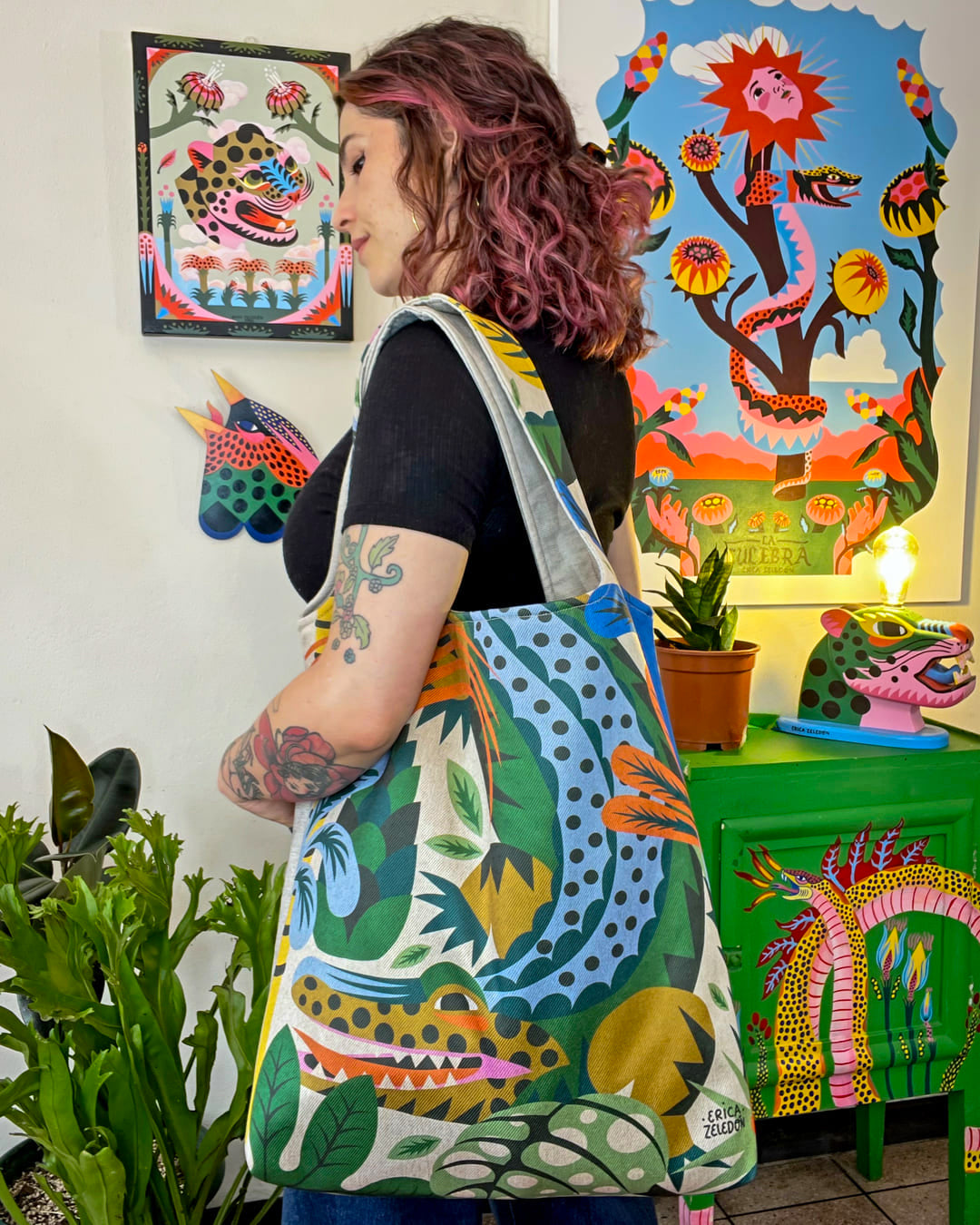 Bolso grande - Acá el color es identidad - Cocodrilo entre plantas