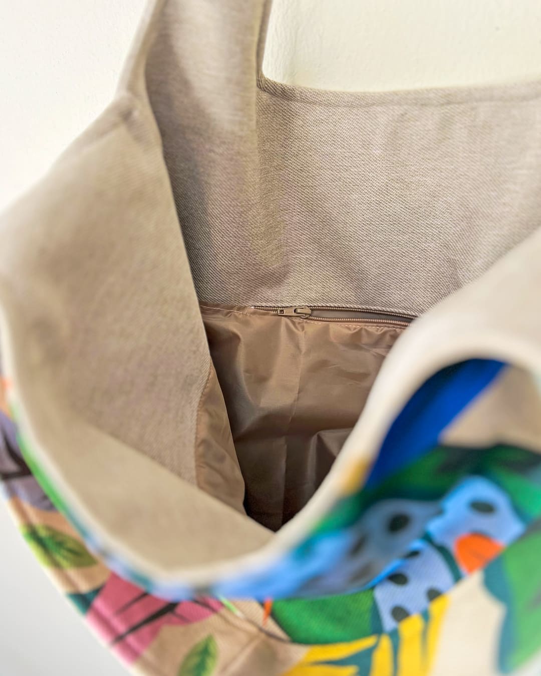 Bolso grande - Acá el color es identidad - Cocodrilo entre plantas