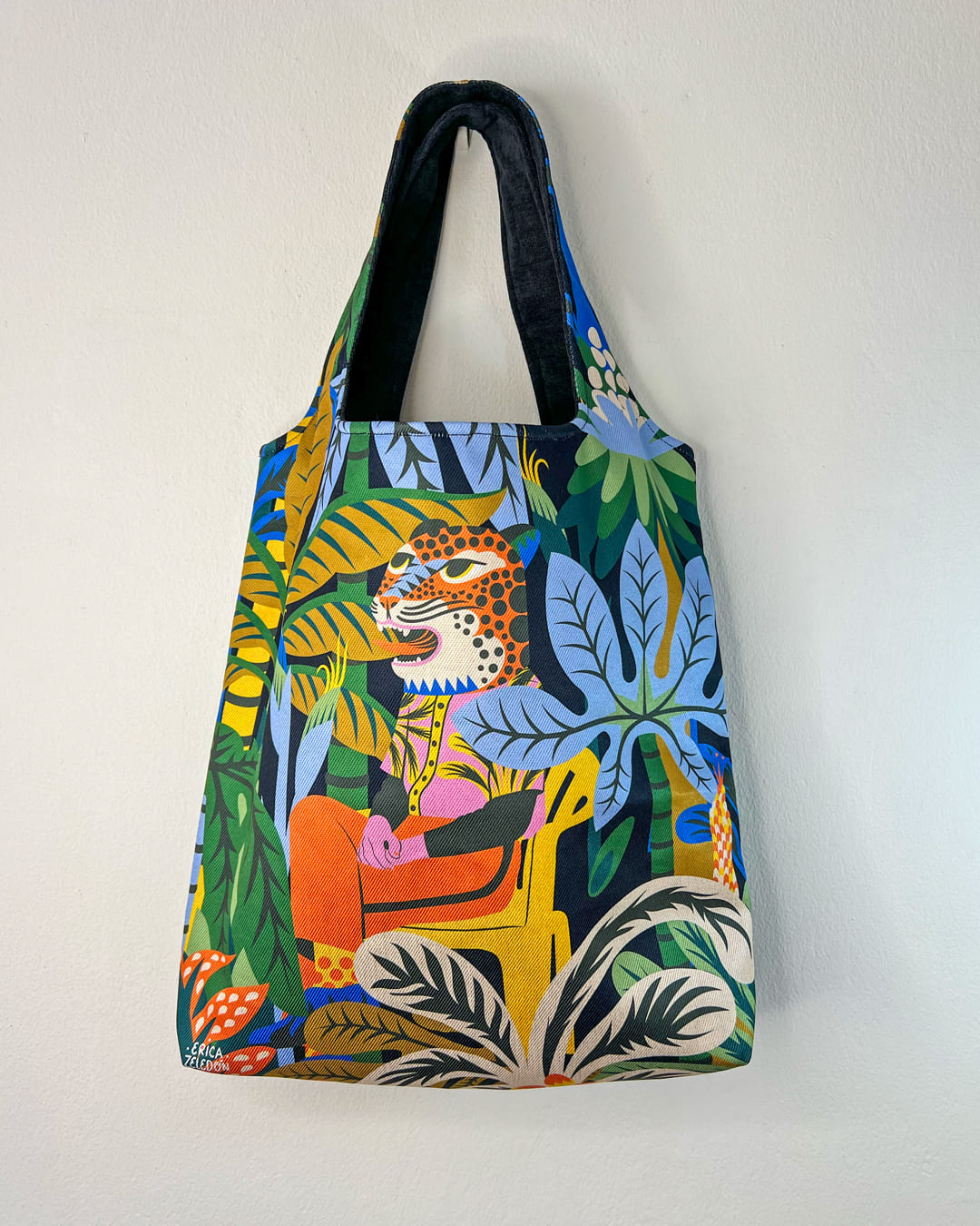 Bolso grande - Acá el color es identidad - Personaje con máscara de jaguar