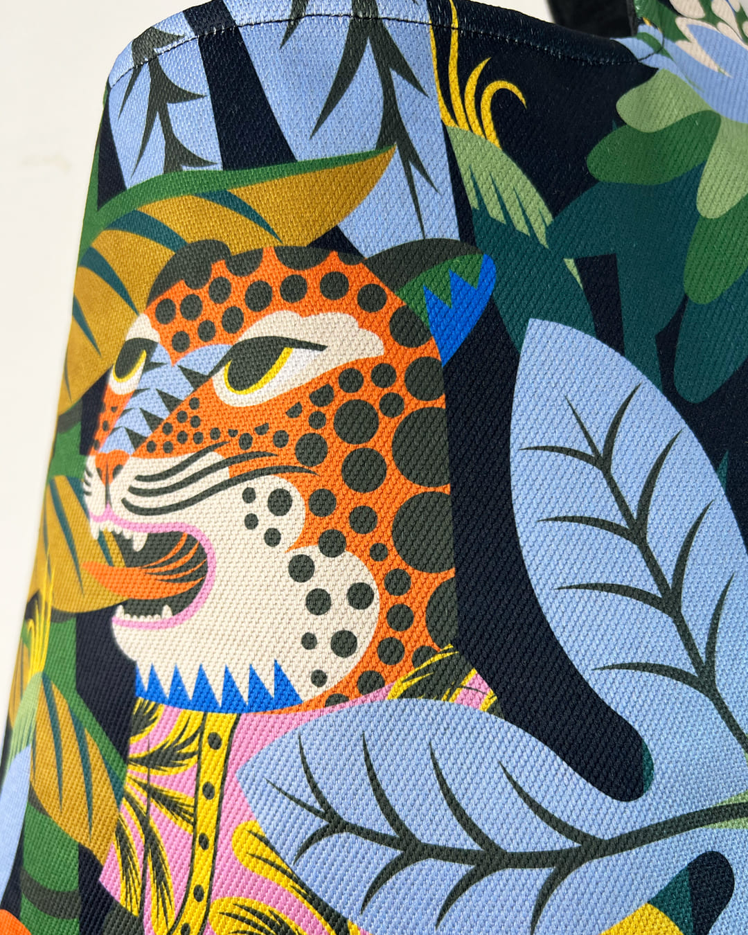Bolso grande - Acá el color es identidad - Personaje con máscara de jaguar
