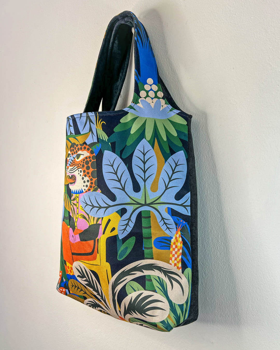 Bolso grande - Acá el color es identidad - Personaje con máscara de jaguar