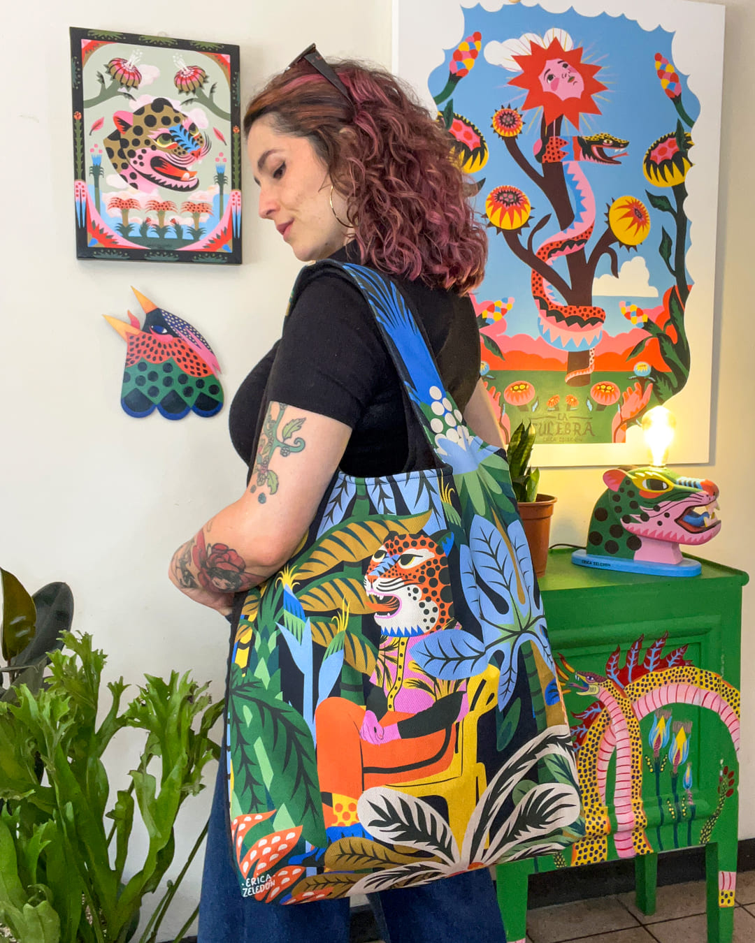 Bolso grande - Acá el color es identidad - Personaje con máscara de jaguar