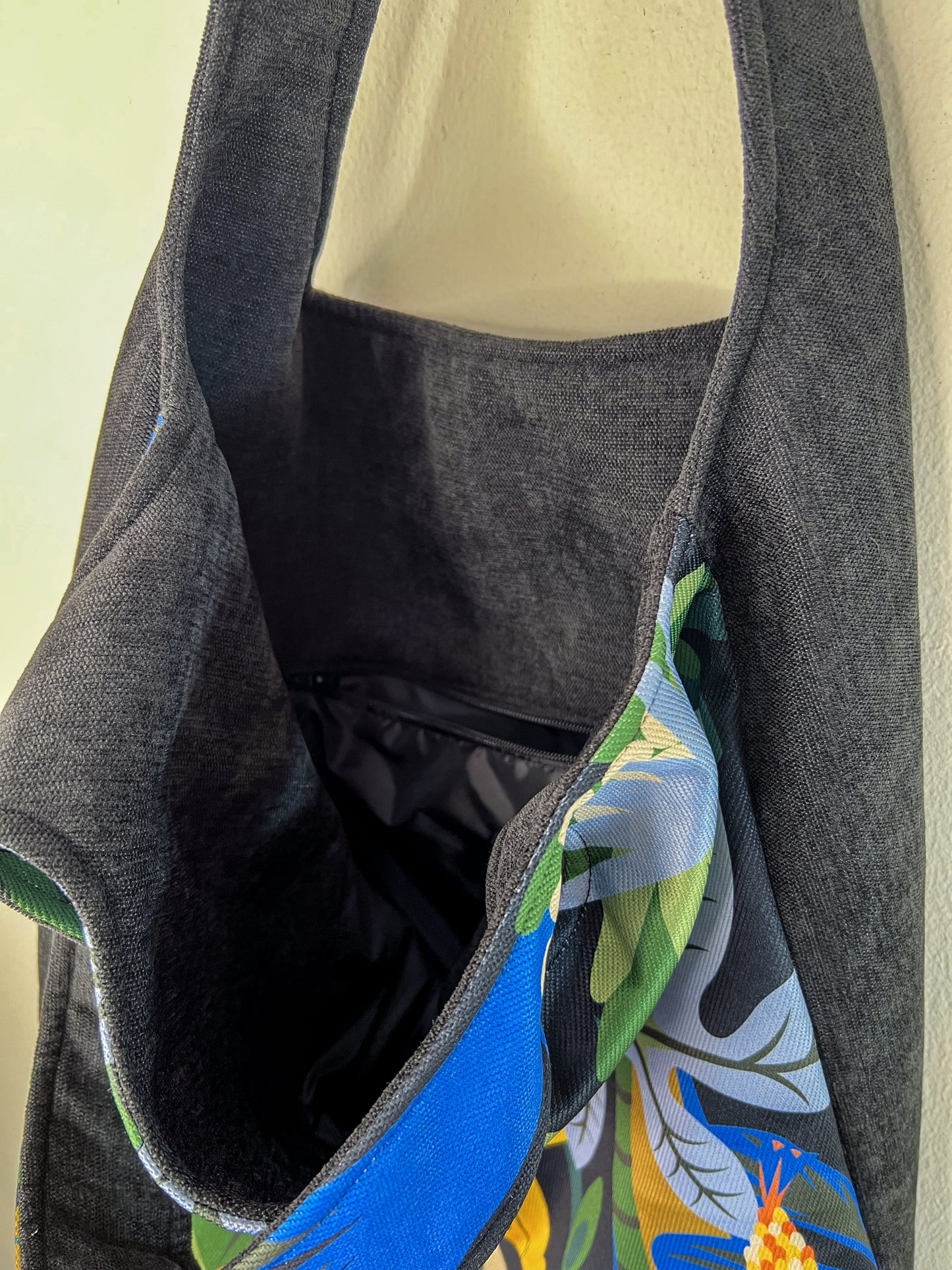 Bolso grande - Acá el color es identidad - Personaje con máscara de jaguar