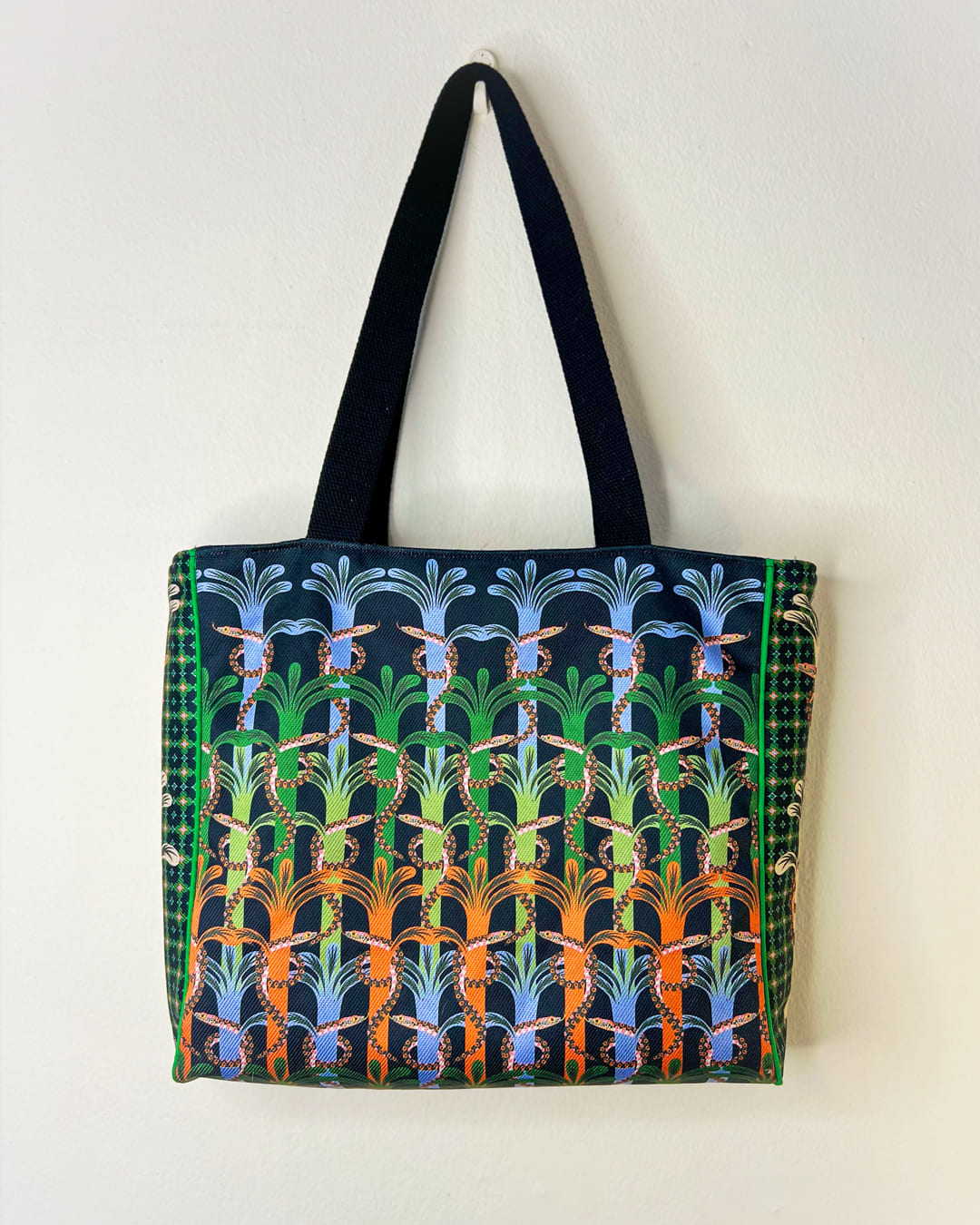Bolso Tote de Mercado - Acá el color es identidad - Patrón culebras fondo negro