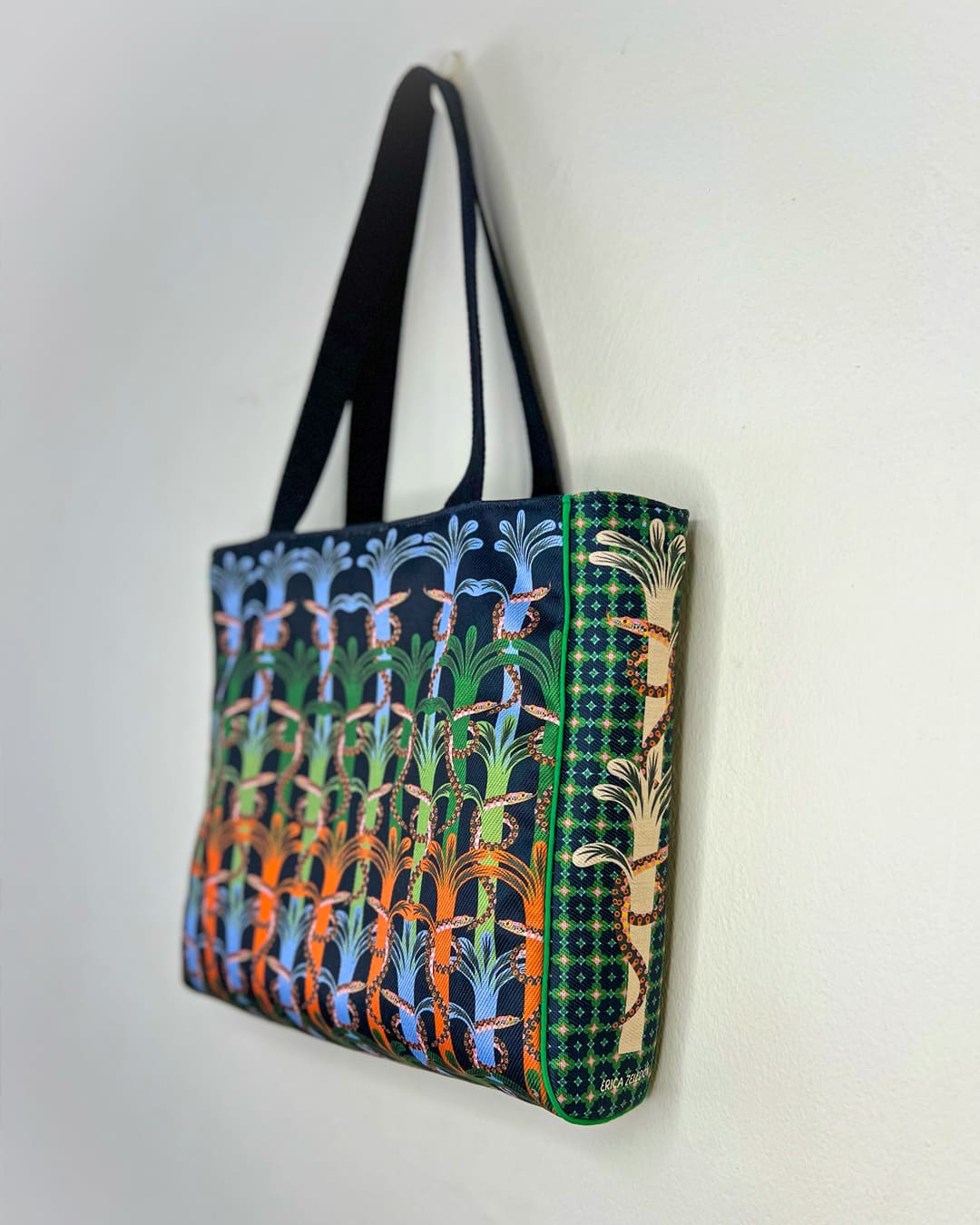 Bolso Tote de Mercado - Acá el color es identidad - Patrón culebras fondo negro