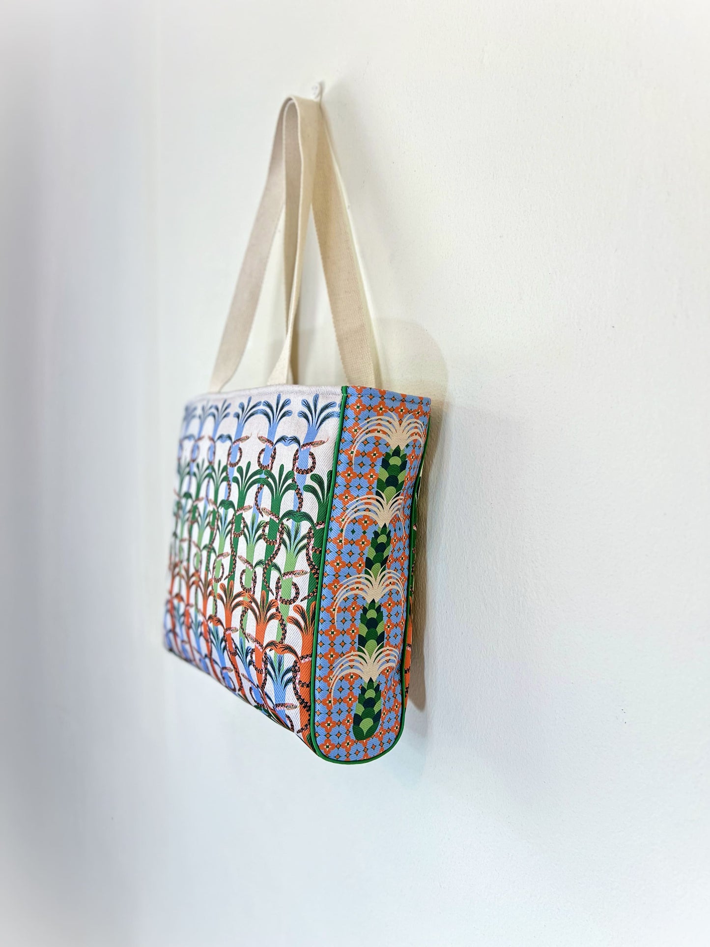 Bolso Tote de Mercado - Acá el color es identidad - Patrón culebras fondo claro