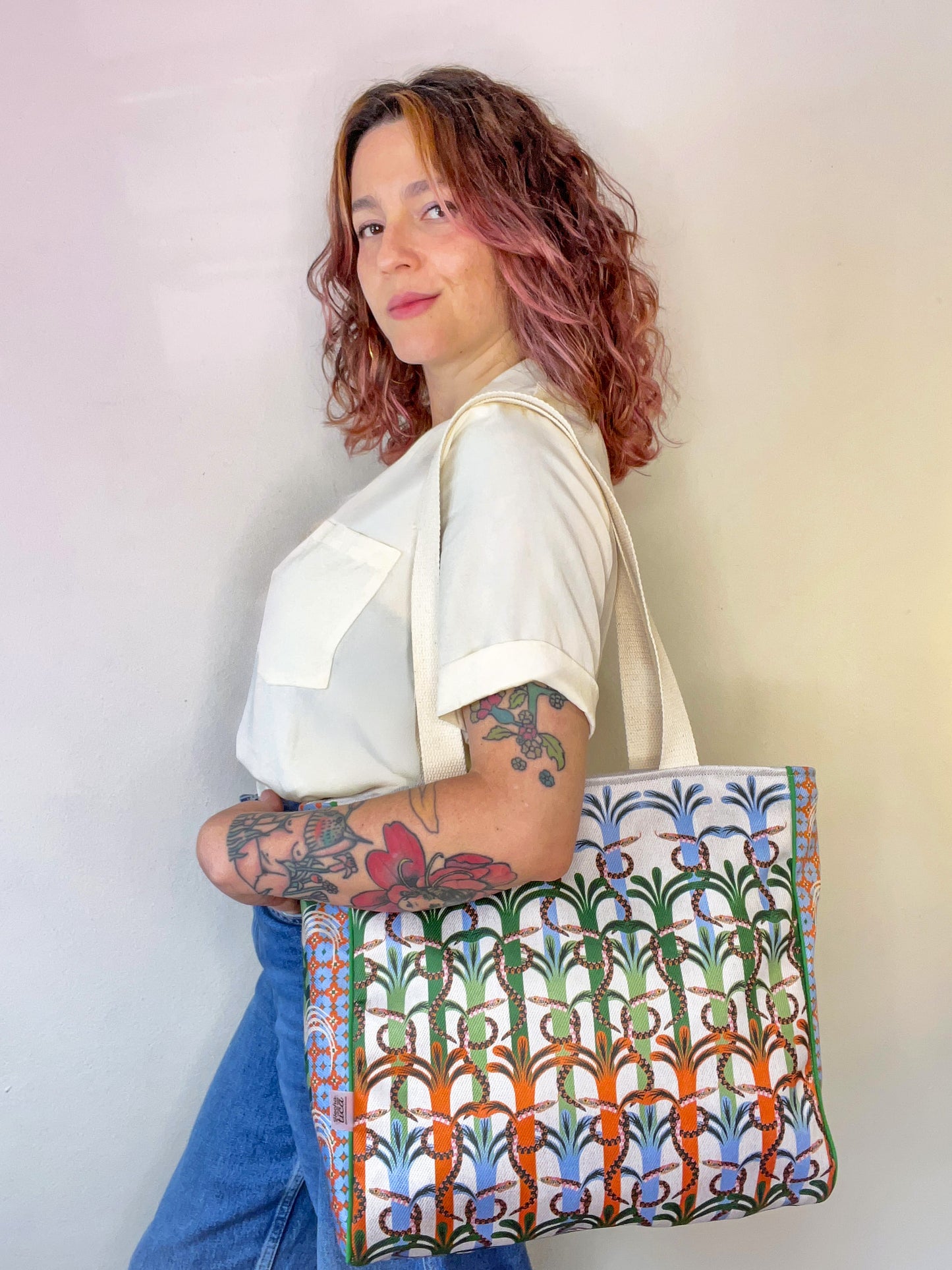 Bolso Tote de Mercado - Acá el color es identidad - Patrón culebras fondo claro