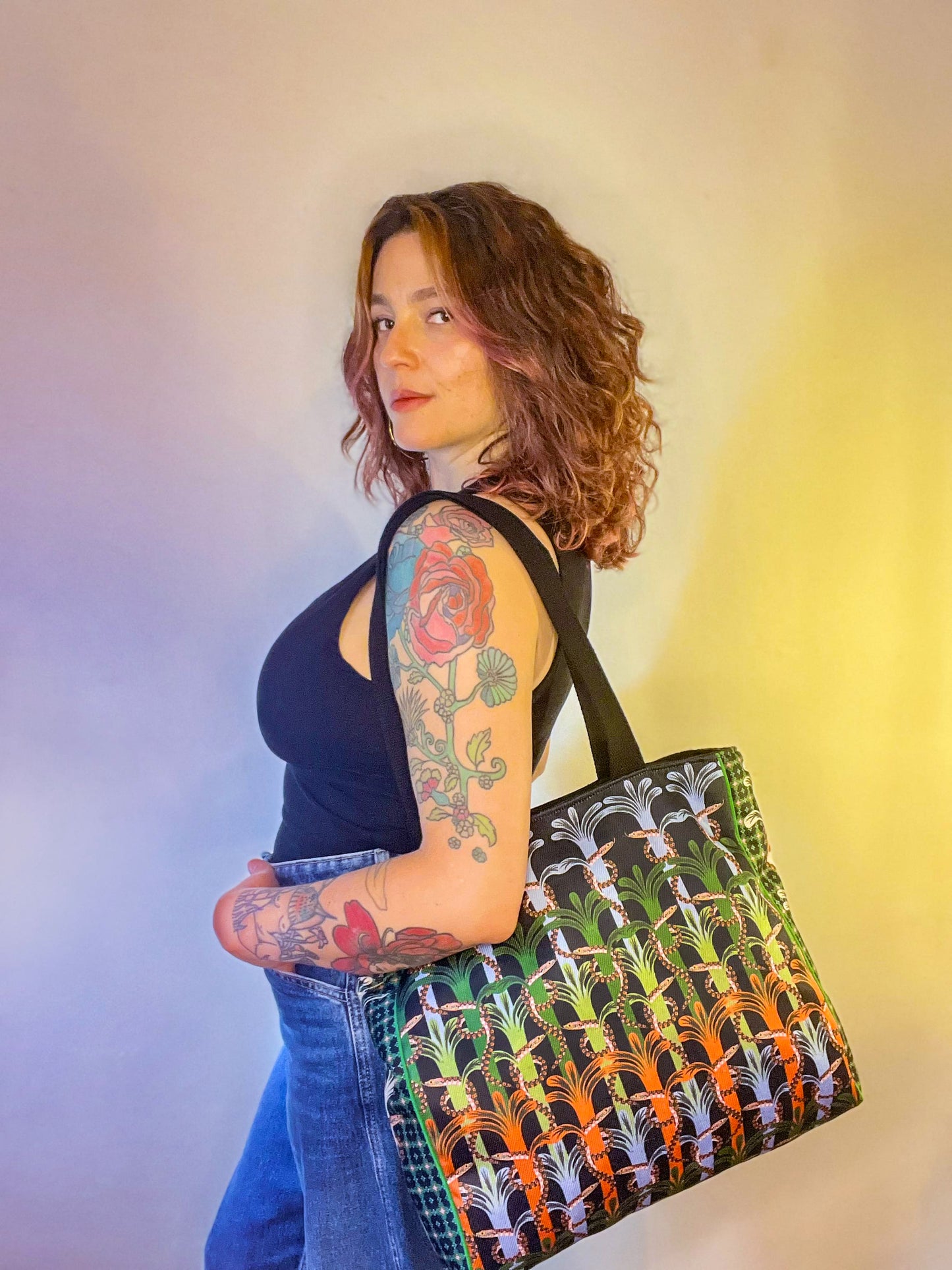 Bolso Tote de Mercado - Acá el color es identidad - Patrón culebras fondo negro