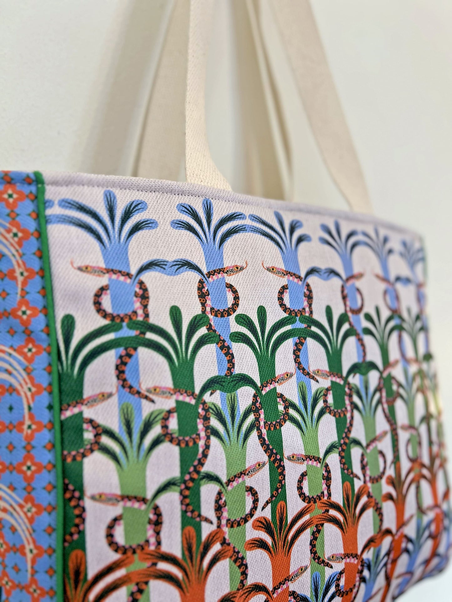Bolso Tote de Mercado - Acá el color es identidad - Patrón culebras fondo claro