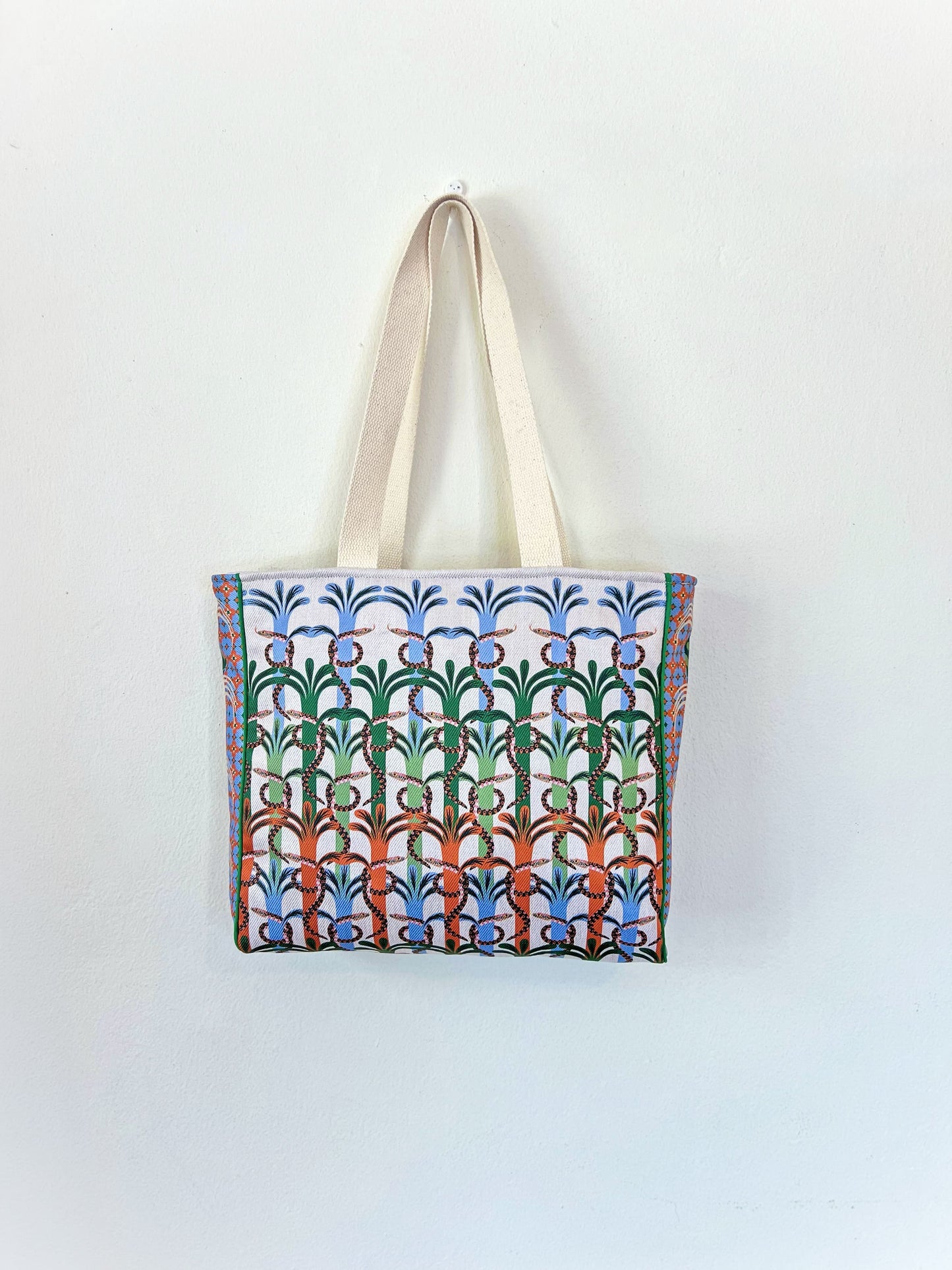 Bolso Tote de Mercado - Acá el color es identidad - Patrón culebras fondo claro