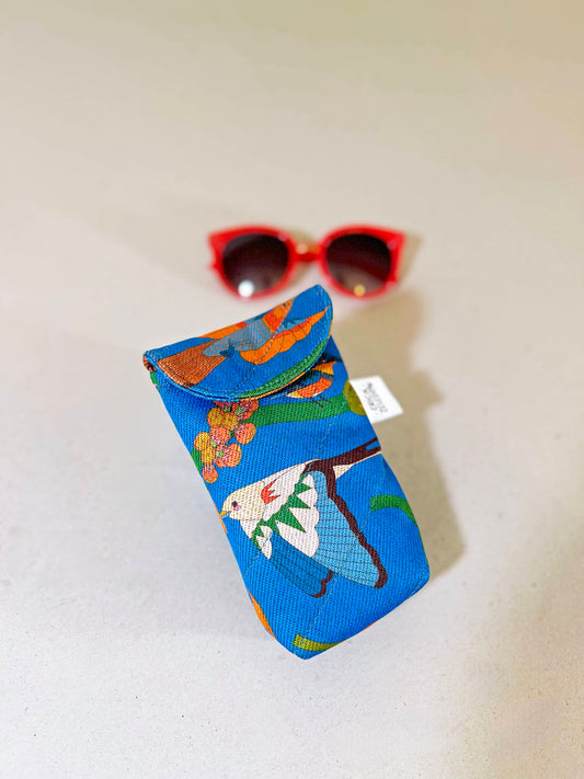 Estuche acolchado para lentes - Aves del Paraíso - Fondo celeste