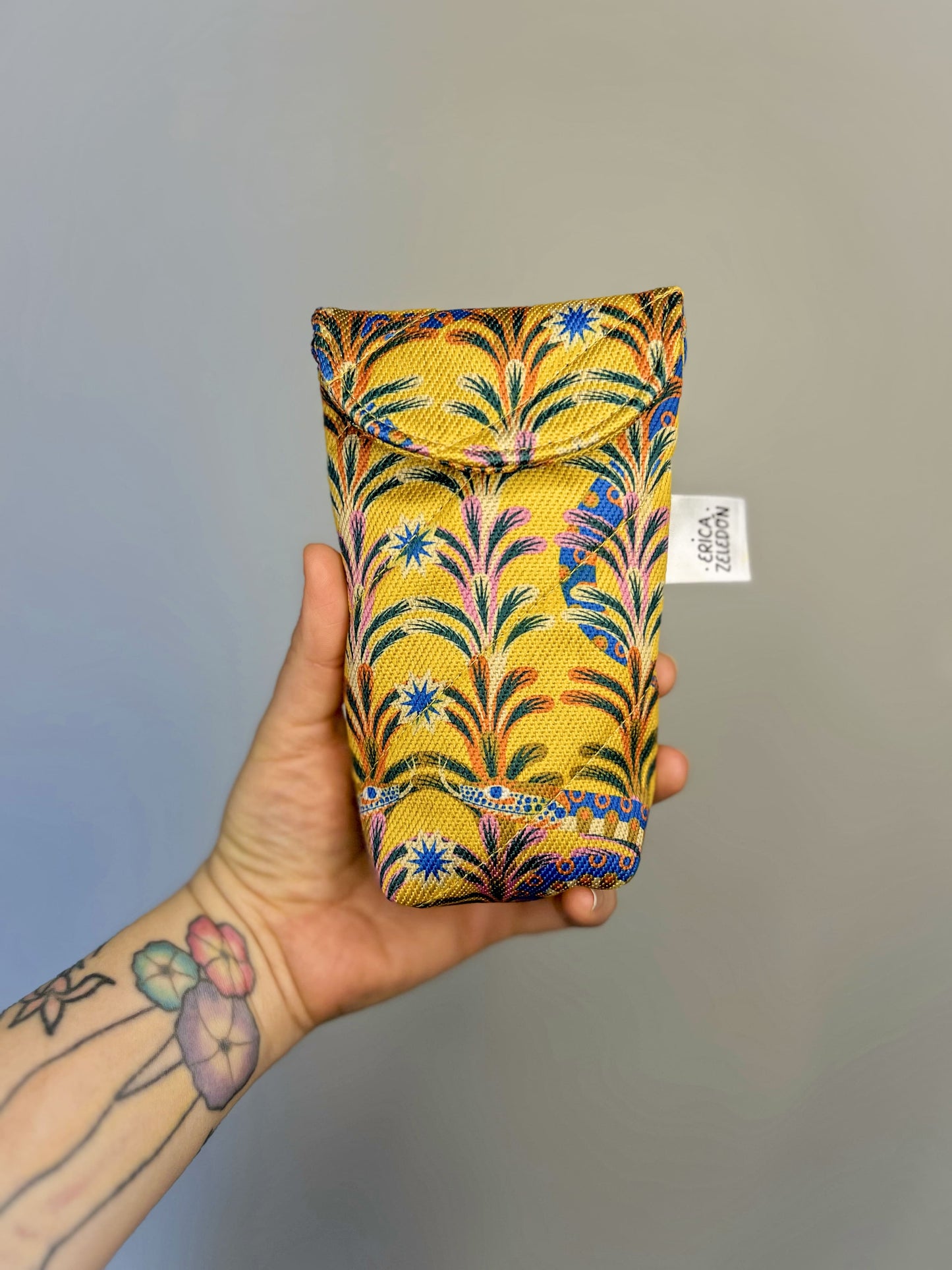 Estuche acolchado para lentes - Acá el color es identidad - Patrón culebras fondo amarillo