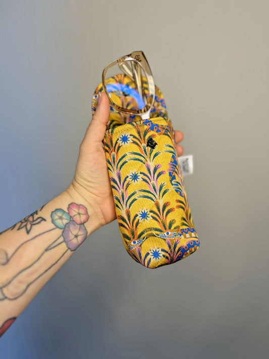 Estuche acolchado para lentes - Acá el color es identidad - Patrón culebras fondo amarillo