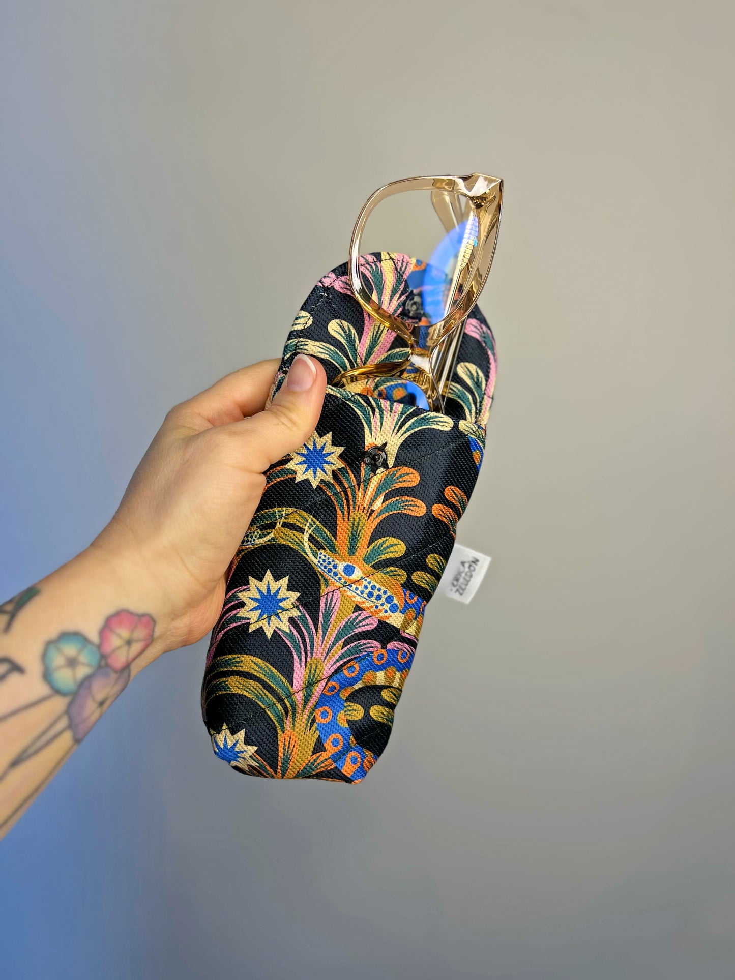 Estuche acolchado para lentes - Acá el color es identidad - Patrón culebras fondo oscuro