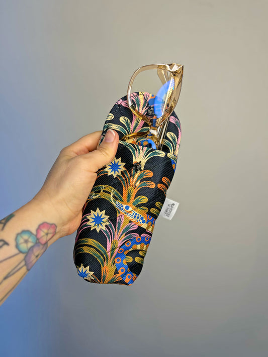 Estuche acolchado para lentes - Acá el color es identidad - Patrón culebras fondo oscuro