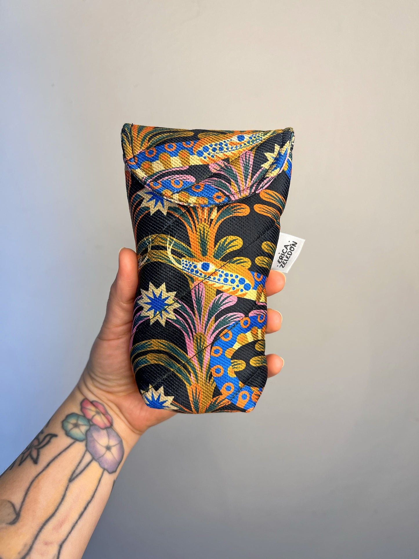 Estuche acolchado para lentes - Acá el color es identidad - Patrón culebras fondo oscuro