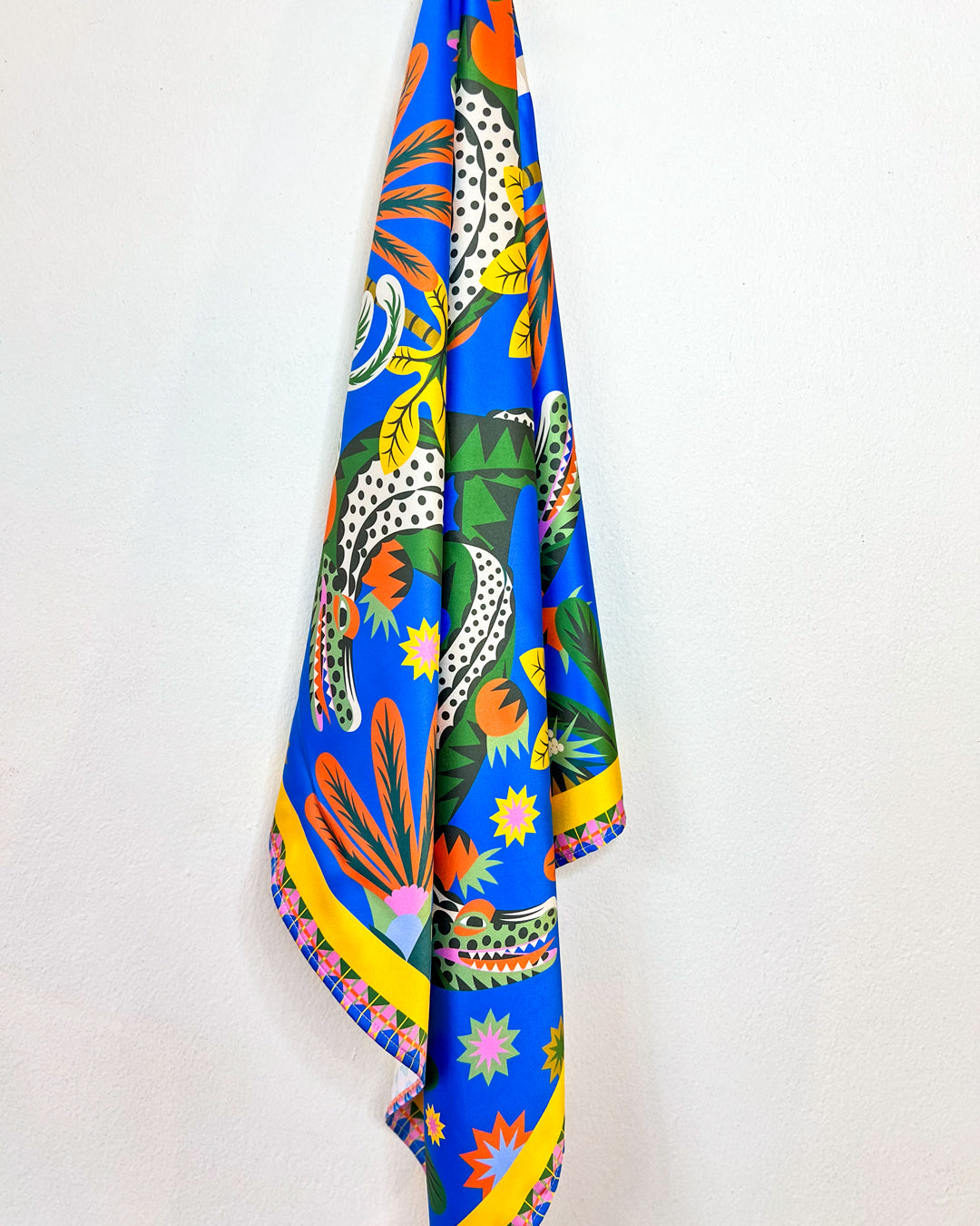 Pañuelo - Acá el color es identidad - Cocodrilos fondo azul