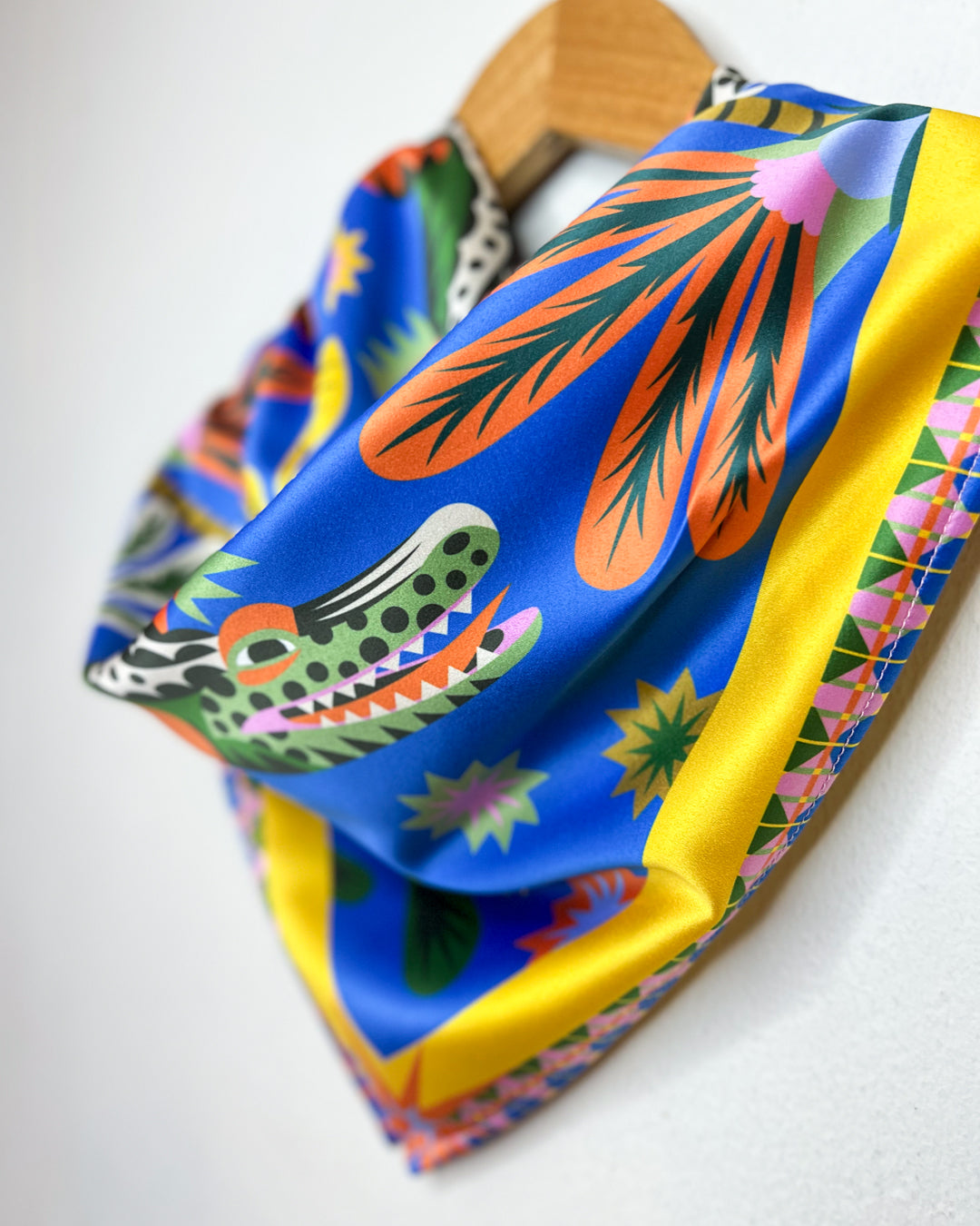 Pañuelo - Acá el color es identidad - Cocodrilos fondo azul
